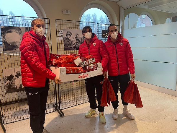 Il Mantova calcio in visita nei reparti di Pediatria e Oncologia del Poma