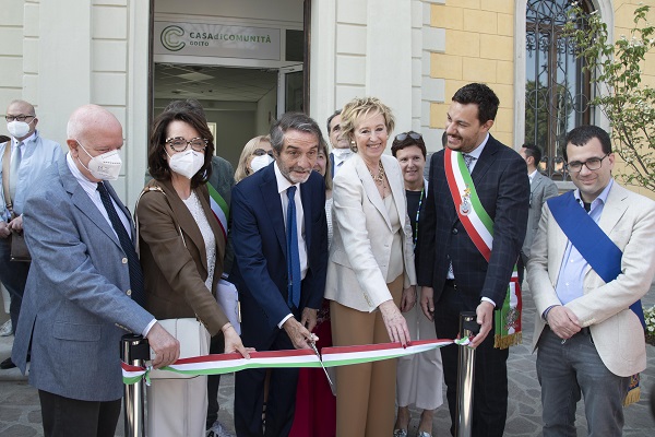 Taglio del nastro di Regione Lombardia alla casa di comunità di Goito