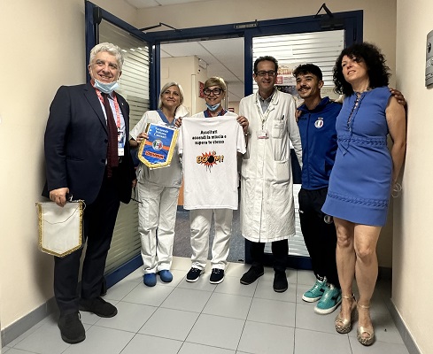 Il capocannoniere della Nazionale cantanti visita l’ospedale di Mantova e dona ad Avis Park