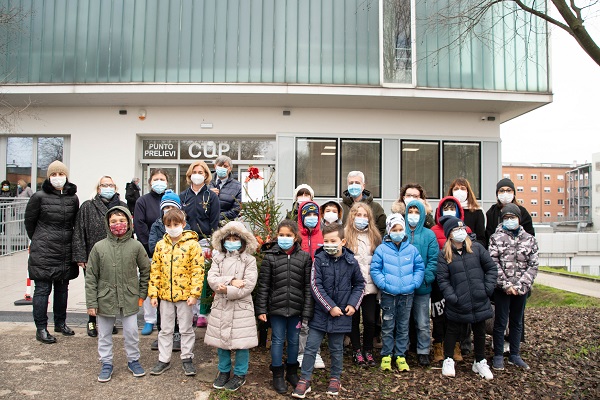 Un albero di Natale e un assegno dalla scuola primaria don Mazzolari