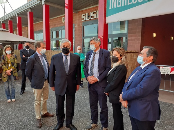 ANTONIO TAJANI ALL'HUB LA FAVORITA: “PIÙ SI VACCINA, PIÙ SI FA RIPARTIRE L’ECONOMIA”
