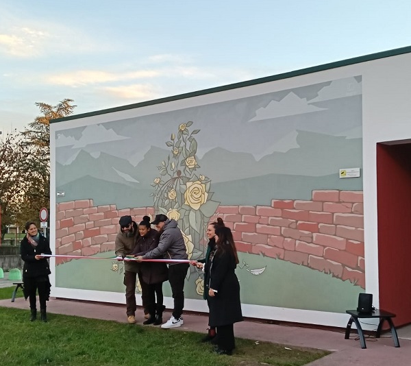 Inaugurato il murale contro la violenza di genere al consultorio di Lunetta