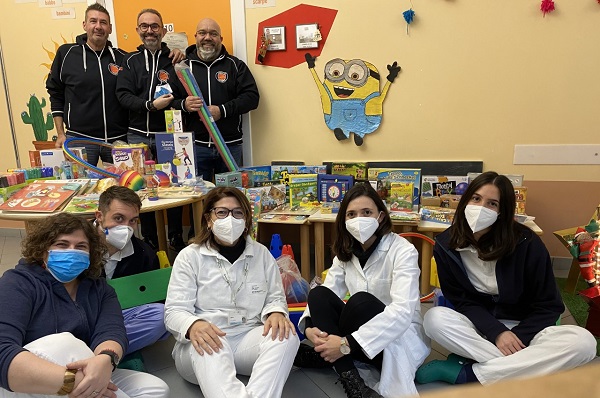 L'associazione Amici di Levata dona materiale ludico e riabilitativo all'UONPIA di Borgo Mantovano