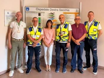 Foto di gruppo con i professionisti di AREU