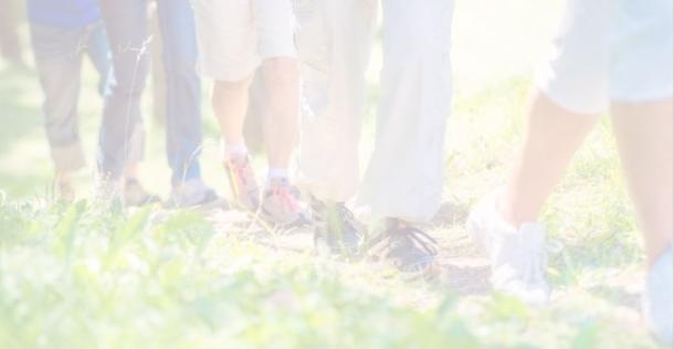 persone che camminano