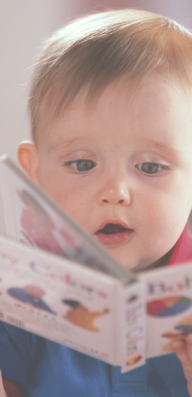 bambino che legge un libro