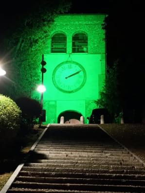 Torre dell'orologio illuminata